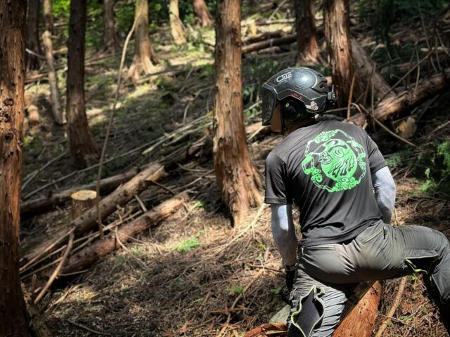 .
株式会社 七八の夏の新作Work T-shirtの販売が落ち着いたので購入して頂いた皆様にお礼を含めた投稿です🤳✨
今回のNANAHACHI RINGYOシリーズですが、なんと!!【50枚】購入して頂くことが出来ました😭😭🙏🔥
過去最高販売枚数です🦺🫰
1部カラーも全サイズ全てSOULD OUT🎊
ひとえに、いつも購入して頂いてるリピーター様や新規で購入して頂いた皆様、いつもInstagramやYouTubeを見て応援して頂いてる皆様のお陰です🥹🥹
本当にいつも ありがとうございます🙇♂️❤
弊社の最終目標は【自社製作の防護ズボン】
法人化した目的の1つでもあります🫡🫡🫡
【初志貫徹】、ブレずにこの目標に近づけるよう頑張ります🏋️!!!
この目標が叶った暁には皆様、「あの会社はの~、最初ステッカーから作ったのが始まりなんで!知っとったか?」ってドヤ顔で言ってやって下さい😂!!
.
#tree #林業 #達磨 #climbing #chainsaw #apparel