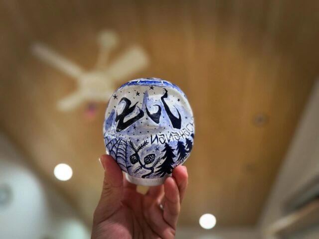 いつも弊社アパレルのロゴを作っていただいてるデザイナーのhasiさんから新規事業で始められたオリジナル商品の達磨のプレゼント頂きました😭🫰💓ありがとうございます!!
七八達磨、渋すぎる🤦♂️🔥🔥
①杉
②雲と目
③蜘蛛の巣
④松の実
⑤魔法使い
全てに意味があり、ただカッコイイだけではなく たくさんの想いが込められているので特別感もすごいです😌✨
僕がまだ会社員だった頃からのお付き合いになるので約5年。
今ではhasiさんは長渕剛のグッズデザインまでされる程 遠い方になってしまった🥹と思ってましたが当時と変わらぬお付き合いさせていただき、嬉しいです🫶!!
これからも よろしくお願いいたしますね🤤🤘✨
#だるま #オリジナル #アパレル #林業