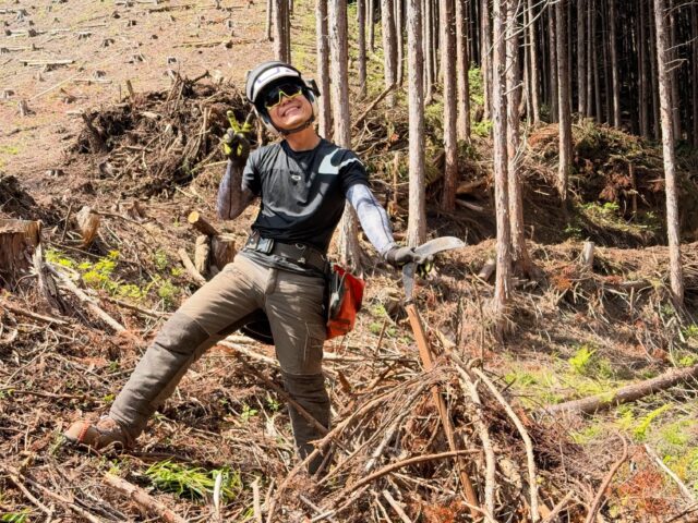 【地拵え】
⁡
今回のお仕事は機械地拵えの手が届かない所を人力による地拵えの作業です🌲
⁡
普段は伐後５年放置してからの地拵えとなりますが、今回は初めて伐採直後の現場での地拵え作業をしてますが機械地拵えを綺麗にして頂いてるので普段の地拵えに比べて格段に進捗スピードが早いです🙆‍♂️🔥🔥🔥
⁡
ぼちぼち夏の暑さを感じますが山の風は冷たく、すごく心地よいです🍃
⁡
5月末には下刈始まるかな😌︎︎☁
今年の下刈も楽しみです🫶
⁡
┈┈┈┈┈┈┈┈┈┈
⁡
【求人募集】

弊社では現在、一緒に働いてくれる仲間を探しています💪🔥
主に広島県北部(庄原、三次、三原)で造林保育事業を行っております🌲
⁡
詳しい求人情報はInstagramのプロフィールからHPにアクセスしていただくか、「三次市 株式会社七八」と検索していただければ出てきます🫡✨
⁡
山仕事、マジで楽しいですよ🤝