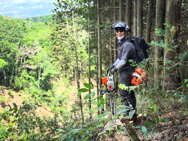 【伐採作業】

⁡独立当初から ずーっとお付き合いがあり 今回もご依頼いただき、伐採作業してきました🌲🔥
自社では伐採作業をほぼされてなくて弊社で切らせてもらってます😌！
⁡
ほとんど杉、ヒノキの伐採ですが今回は久しぶりに広葉樹も少し切って まぁー樹木が硬い硬い😂！！
針葉樹用に目立てしてたのもあって追切り多々 追いつかない😭！
⁡
これからも切りに行くので末永く よろしくお願いいたします🙏🌱

【求人募集】

弊社では現在、一緒に働いてくれる仲間を探しています💪🔥
主に広島県北部(庄原、三次、三原)で造林保育事業を行っております🌲
⁡
詳しい求人情報はInstagramのプロフィールからHPにアクセスしていただくか、「三次市 株式会社七八」と検索していただければ出てきます🫡✨
⁡
山仕事、マジで楽しいですよ🤝
⁡
⁡応募方法は、
⁡●InstagramのDM
●HPのお問い合わせ(電話 / 公式LINE)
上記の方法にてご応募 お待ちしております🙏

#林業 #求人 #庄原市 #三次市 #安芸高田市