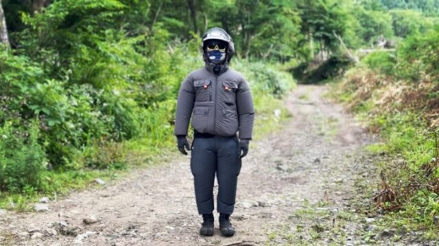【熱中症対策】
梅雨も明け、本格的な夏が到来してますが弊社の熱中症対策の紹介です!🌞🌴
●空調服:バートルのハイバック必須で長袖。
※最新モデル支給(今はバートル30V)
●空調パンツ:ゼノアクールパンツ
●サマータイム勤務導入:⏰6:00~14:00
●クールスプレー:アイスノン アイスキング(衣類用)
1番効果的なのは、やはりサマータイムでして暑さのピークをむかえる時間帯の14:00以降は もう動けたもんじゃないです😂
あとは空調系➕クールスプレーです🔥
ペルチェだ、水冷服だ、と色々試しましたが1度 現場に上がってしまうと中々 車に戻れなくてバッテリー問題などあるので使えなくて行き着いたのはクールスプレーでした!
シンプルかつ、コスパも良くて、持ち運び便利、即効性有りと とてつもなく良いです☃❄
もう、これ以上の対策は見つかりませんが常に少しでも体が楽な働き方や工夫が出来るように模索し続けます💪!!!
弊社で働いていただける方には全て支給します🫶✨️
この暑い夏を乗り切りましょう😎🙌
𓇠𓇠𓇠𓇠𓇠𓇠𓇠𓇠𓇠𓇠𓇠
【 求人募集 】
株式会社七八では、単に現場作業をこなす人ではなく、一緒に会社を成長させていく仲間を求めています🫂
私たちはまだ創業間もない会社です。だからこそ、一人ひとりの考えや行動が会社の未来をつくります🌱
「もっと良い方法がある」「こうすれば働きやすくなる」と考え、自ら行動できる方。仲間を大切にし、責任感を持って仕事に取り組める方。現状に満足せず、新しいことへの挑戦を楽しめる方を歓迎します🌎
林業の経験や技術も大切ですが、それ以上に人柄や考え方を重視しています。
なので【未経験者の方も応募可能です🔥】
会社に合わせるのではなく、一緒に会社を創っていく。そんな想いを持った方と出会えることを楽しみにしています。
詳しい求人情報はInstagramのプロフィールからHPにアクセスしていただくか、「三次市 株式会社七八」と検索していただければ出てきます🫡✨
応募方法は、
●InstagramのDM
●HPのお問い合わせ(電話 / 公式LINE)
上記の方法にてご応募 お待ちしております🙏
#林業 #求人 #庄原市 #三次市 #安芸高田市
